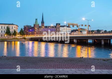 Svezia, Sodermanland, Stoccolma, Centralbron al tramonto con Riddarholmen in background Foto Stock