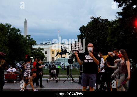 Washington D.C, Distretto di Columbia, USA. 19 giugno 2020. Life cannot be a White Privilege' è un segno in primo piano, con la statua di Andrew Jackson a cavallo, di fronte alla Casa Bianca durante la protesta George Floyd/Black Lives Matter a Lafayette Square n Washington, DC la statua è controversa perché il presidente Andrew Jackson possedeva oltre cento schiavi. Credit: Amy Katz/ZUMA Wire/Alamy Live News Foto Stock