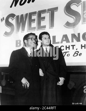 SAMMY DAVIS Jr e TONY CURTIS in prima assoluta di SWEET SMELL OF SUCCESS 1957 regista ALEXANDER MACKENDRICK romanzo Ernest Lehman sceneggiatura Clifford Odets e Ernest Lehman norma Productions / Curtleigh Productions / Hecht-Hill-Lancaster Productions / United Artists Foto Stock