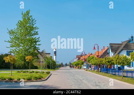 Germania, Meclemburgo-Vorpommern, Isola di Poel, Timmendorf, strada principale con casa Foto Stock