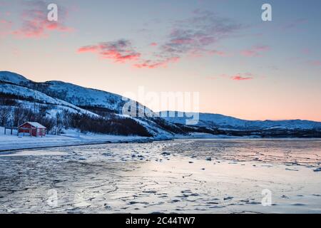 Paesaggio costiero in inverno con Fjord Lakse congelato, Lebesby, Norvegia Foto Stock