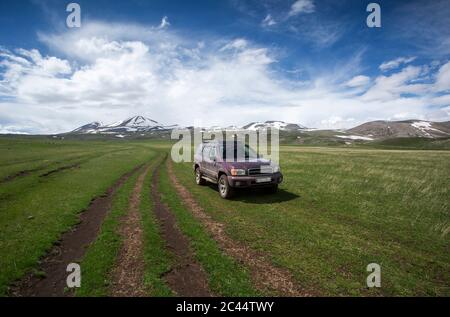 Georgia, Saltskhe-Javakheti, 4x4 parcheggiata in altopiano erboso Foto Stock