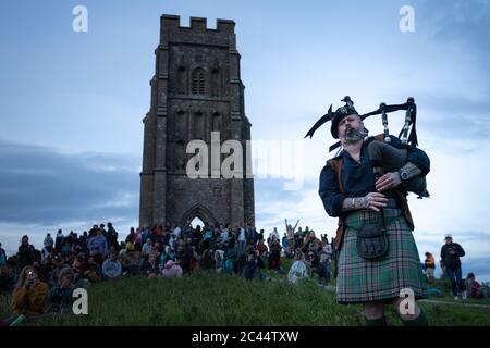 Glastonbury Tor, Glastonbury, Somerset, Regno Unito. 20 Giugno 2020. Centinaia di persone si riuniscono su Glastonbury Tor per partecipare alle prime celebrazioni del Summer Solst Foto Stock