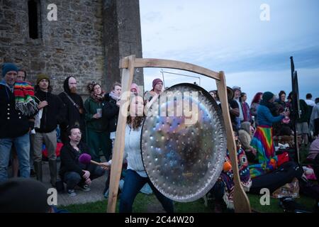 Glastonbury Tor, Glastonbury, Somerset, Regno Unito. 20 Giugno 2020. Centinaia di persone si riuniscono su Glastonbury Tor per partecipare alle prime celebrazioni del Summer Solst Foto Stock