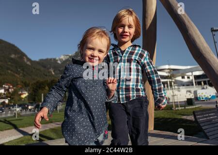 Fratelli e sorelle che si trovano sul lungomare di Achensee, Stato del Tirolo, Austria Foto Stock