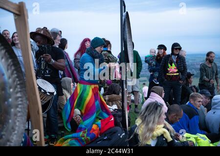 Glastonbury Tor, Glastonbury, Somerset, Regno Unito. 20 Giugno 2020. Centinaia di persone si riuniscono su Glastonbury Tor per partecipare alle prime celebrazioni del Summer Solst Foto Stock