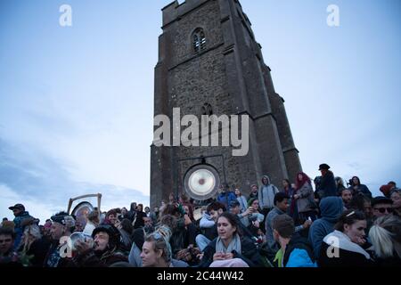 Glastonbury Tor, Glastonbury, Somerset, Regno Unito. 20 Giugno 2020. Centinaia di persone si riuniscono su Glastonbury Tor per partecipare alle prime celebrazioni del Summer Solst Foto Stock