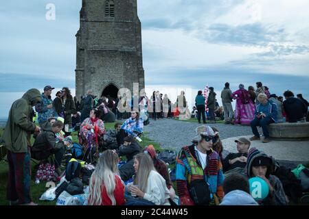 Glastonbury Tor, Glastonbury, Somerset, Regno Unito. 20 Giugno 2020. Centinaia di persone si riuniscono su Glastonbury Tor per partecipare alle prime celebrazioni del Summer Solst Foto Stock
