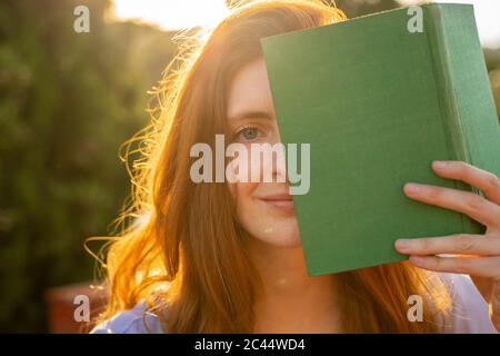 Ritratto di donna decapitata con libro verde Foto Stock