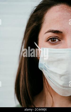 Ritratto di donna che indossa una maschera protettiva Foto Stock