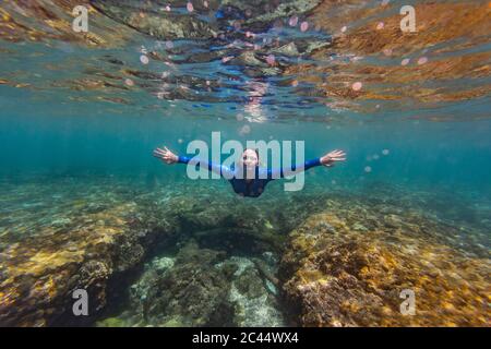 Indonesia, Bali, giovane donna snorkeling a Nusa Penida isola Foto Stock