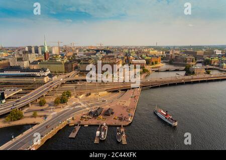 Svezia, Sodermanland, Stoccolma, veduta aerea della nave Klara Malarstrand che arriva al porto Foto Stock