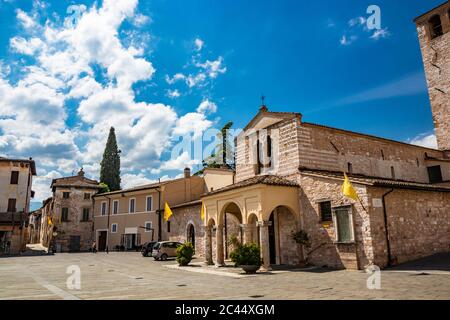 La Basilica di Santa Maria Infraportas, antica chiesa medievale, con la sua torre. La bandiera gialla di uno dei distretti. A Foligno, Perugia, Umb Foto Stock