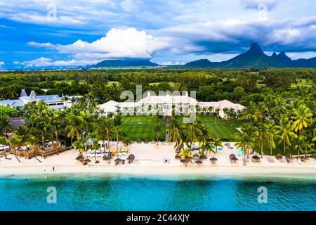 Mauritius, Black River, Flic-en-Flac, vista in elicottero sulla spiaggia del villaggio sull'oceano e lussuoso hotel in estate Foto Stock