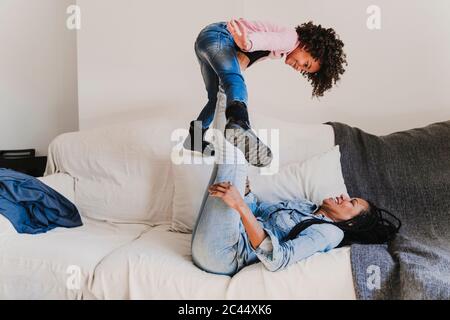 Madre e sua figlia giocano insieme a casa Foto Stock