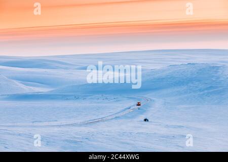 Spazzaneve camion su strada di campagna in inverno, Berlevag, Norvegia Foto Stock