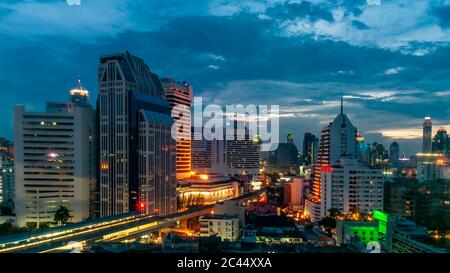 Splendida vista aerea di Bangkok, Thailandia, a un'ora blu dal quartiere di Sukhumvit Foto Stock