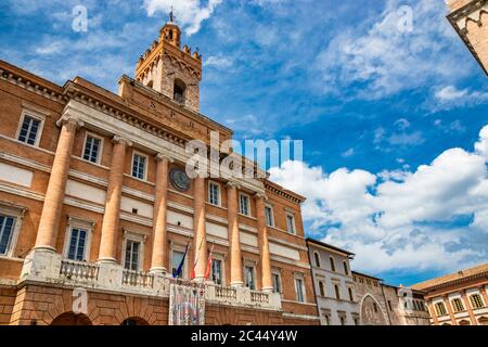 1 giugno 2019 - Foligno, Perugia, Umbria, Italia - il Municipio di Foligno in Piazza della Repubblica. Facciata con il colonnato, orologio, torre medievale Foto Stock