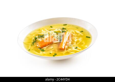 pollo anatra tacchino o zuppa di manzo con pasta fatta in casa carota e sedano erbe in piatto bianco isolato su bianco Foto Stock