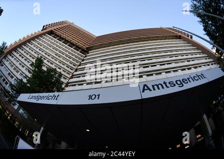 Colonia, Germania. 24 Giugno 2020. Ingresso al Tribunale locale e regionale di Colonia. Credit: Roberto Pfeil/dpa/Alamy Live News Foto Stock