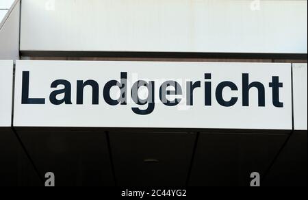 Colonia, Germania. 24 Giugno 2020. Ingresso al Tribunale locale e regionale di Colonia. Credit: Roberto Pfeil/dpa/Alamy Live News Foto Stock