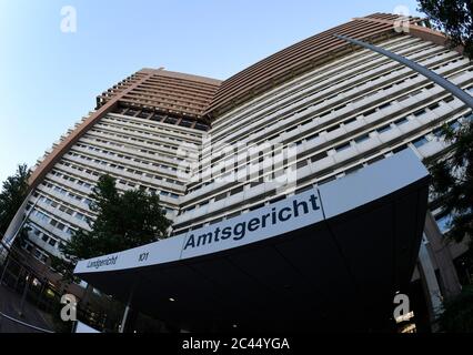 Colonia, Germania. 24 Giugno 2020. Ingresso al Tribunale locale e regionale di Colonia. Credit: Roberto Pfeil/dpa/Alamy Live News Foto Stock