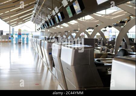 Fila di banchi di check-in vuoti nell'aeroporto internazionale Foto Stock