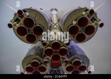 Russia, Mosca, 5 marzo 2020: Vostok, monumento al primo razzo sovietico è mostrato a VDNH. Vista dal basso di una navicella spaziale. Foto Stock