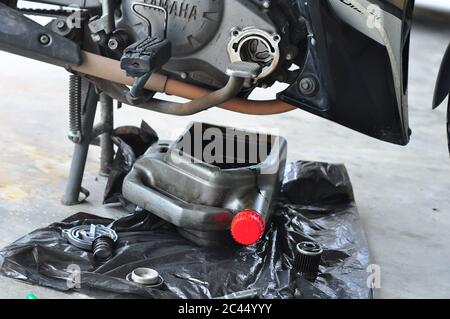 Primo piano Cambio olio motociclistico. Concetto di automotive Foto Stock