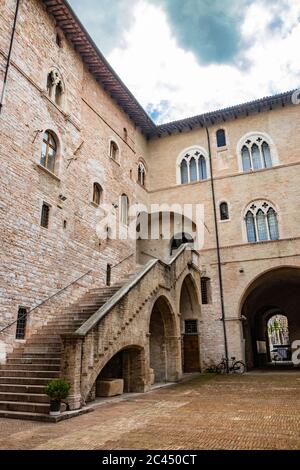 1 giugno 2019 - Foligno, Perugia, Umbria, Italia - il cortile interno e la scalinata gotica dell'antico palazzo Trinci. Muro di mattoni, finestre, archi e Foto Stock