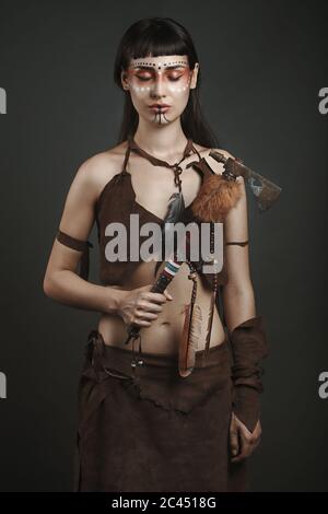 Combattente femminile nativo americano in posa . Scatto in studio Foto Stock