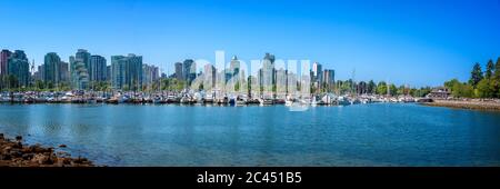 Skyline di Vancouver, panorama da Stanley Park in estate, British Columbia, Canada Foto Stock