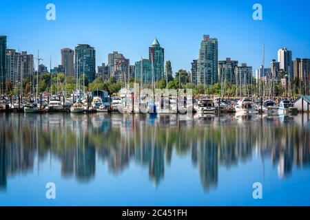 Skyline di Vancouver, vista da Stanley Park in estate, British Columbia, Canada Foto Stock