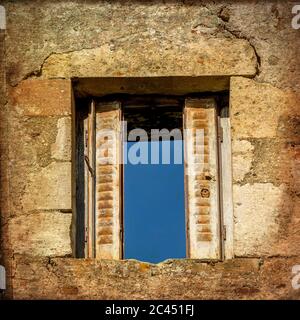 Vista del cielo blu attraverso una vecchia finestra aperta Foto Stock
