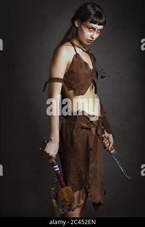 Guerriero nativo selvaggio pronto a combattere. Scatto in studio Foto Stock