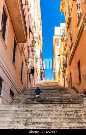 17 febbraio 2019 - Frascati, Roma, Lazio, Italia - un dettaglio di Frascati, nei Castelli Romani. Una bambina sale su una lunga scala. Scorcio di blu Foto Stock