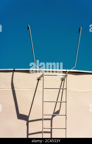 Vista ad angolo basso della scala metallica contro il cielo Foto Stock