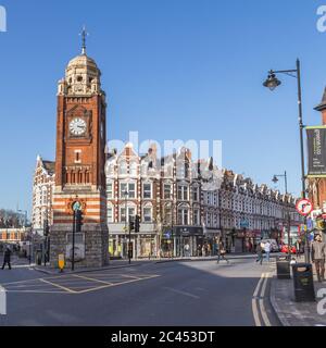 LONDRA, UK - 10 MARZO 2015: La Torre dell'orologio e le strade di Crouch End, Londra del Nord. Persone e traffico possono essere visti. Foto Stock