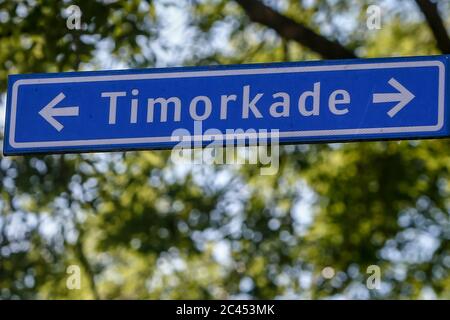 UTRECHT, 24-06-2020, Dutchnews, controverso cartelli stradali Timorkade anche se la didascalia del nome della strada afferma che Timor era una colonia olandese, la metà orientale dell'isola è stata a lungo parte del Portogallo. L'isola di Timor è grande quasi quanto i Paesi Bassi e consisteva in un certo numero di piccoli regni (tribù) che già scambiavano con Cina e India, tra gli altri. I portoghesi reclamarono Timor nel 1515. Più di un secolo più tardi, il VOC arrivò, che forzatamente guidò i portoghesi ad est dell'isola. Omstreden straatnaamborden Hoewel het onderschrift van de straatnaam stelt dat Foto Stock