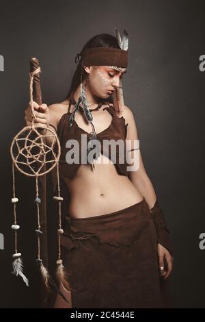 Sciamano nativo selvaggio con dreamcatcher. Scatto in studio Foto Stock