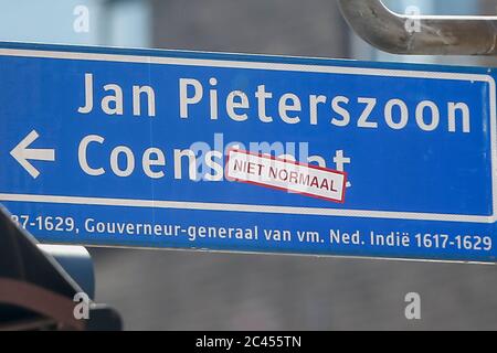 UTRECHT, 24-06-2020, Dutchnews, controverso segnaletica stradale Jan Pieterszoon Coen era un mercante, contabile generale, direttore generale olandese e dal 1617 il quarto governatore generale su tutti i possedimenti della United East India Company al di fuori della Repubblica dei sette Paesi Bassi Uniti omstreatnaam Jan Pieterszoon Coen era Nederlands koopman, boekal, generauder-generaeen directeur-generaal en vanaf 1617 de vierde gouverneur-generaal over alle bezittingen van de Vereenigde Oostindische compagnie buiten de Republiek der Zeven Verenigde Nederlanden Foto Stock