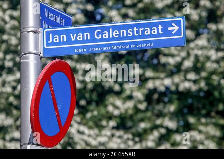 Utrecht, Paesi Bassi. 24 Giugno 2020. UTRECHT, 24-06-2020, controverso cartelli stradali Jan van Galen era een vlootvoogd van de Republiek der Zeven Verenigde Nederlanden. Jan van Galen era un guardiano della flotta della Repubblica dei sette Paesi Bassi Uniti. Credit: Pro Shots/Alamy Live News Foto Stock