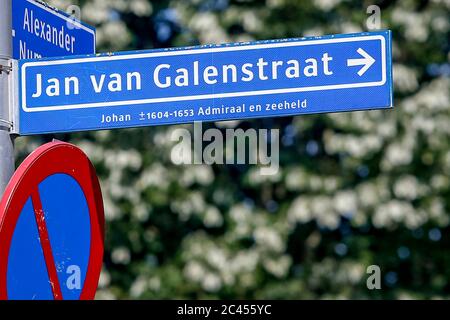 Utrecht, Paesi Bassi. 24 Giugno 2020. UTRECHT, 24-06-2020, controverso cartelli stradali Jan van Galen era een vlootvoogd van de Republiek der Zeven Verenigde Nederlanden. Jan van Galen era un guardiano della flotta della Repubblica dei sette Paesi Bassi Uniti. Credit: Pro Shots/Alamy Live News Foto Stock