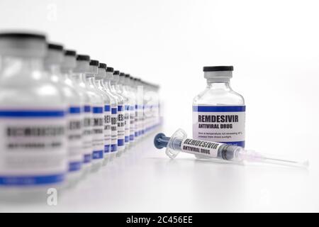 Remdesivir farmaco antivirale iniettabile flaconcino vaccino Covid-19 Corona Virus 2019-ncov siringa iniettabile. Vaccinazione, immunizzazione, trattamento a. Foto Stock