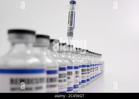 Remdesivir farmaco antivirale iniettabile flaconcino vaccino Covid-19 Corona Virus 2019-ncov siringa iniettabile. Vaccinazione, immunizzazione, trattamento a. Foto Stock