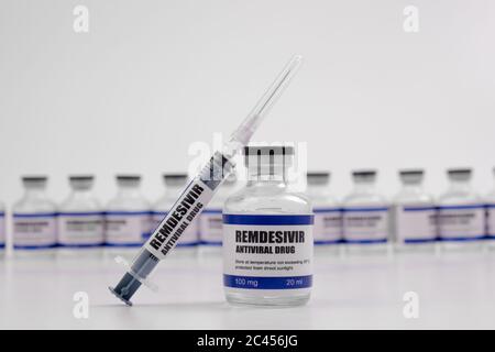 Remdesivir farmaco antivirale iniettabile flaconcino vaccino Covid-19 Corona Virus 2019-ncov siringa iniettabile. Vaccinazione, immunizzazione, trattamento a. Foto Stock