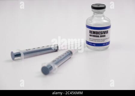 Remdesivir farmaco antivirale iniettabile flaconcino vaccino Covid-19 Corona Virus 2019-ncov siringa iniettabile. Vaccinazione, immunizzazione, trattamento a. Foto Stock