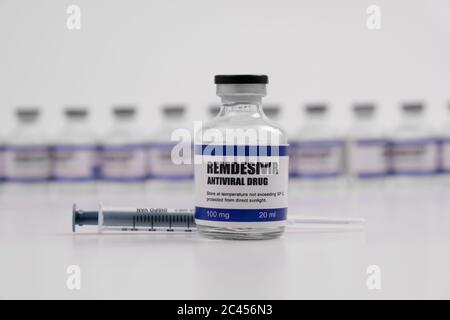 Remdesivir farmaco antivirale iniettabile flaconcino vaccino Covid-19 Corona Virus 2019-ncov siringa iniettabile. Vaccinazione, immunizzazione, trattamento a. Foto Stock