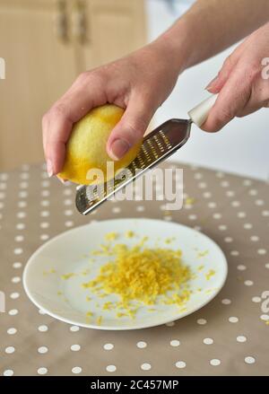 Grattugia peel e la scorza di limone sul tavolo di legno Foto stock - Alamy