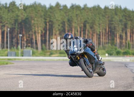 12-06-2020 riga, Lettonia. Moto veloce che corre in pista ad alta velocità. Immagine composita con modifica di immagini intensifichi Foto Stock